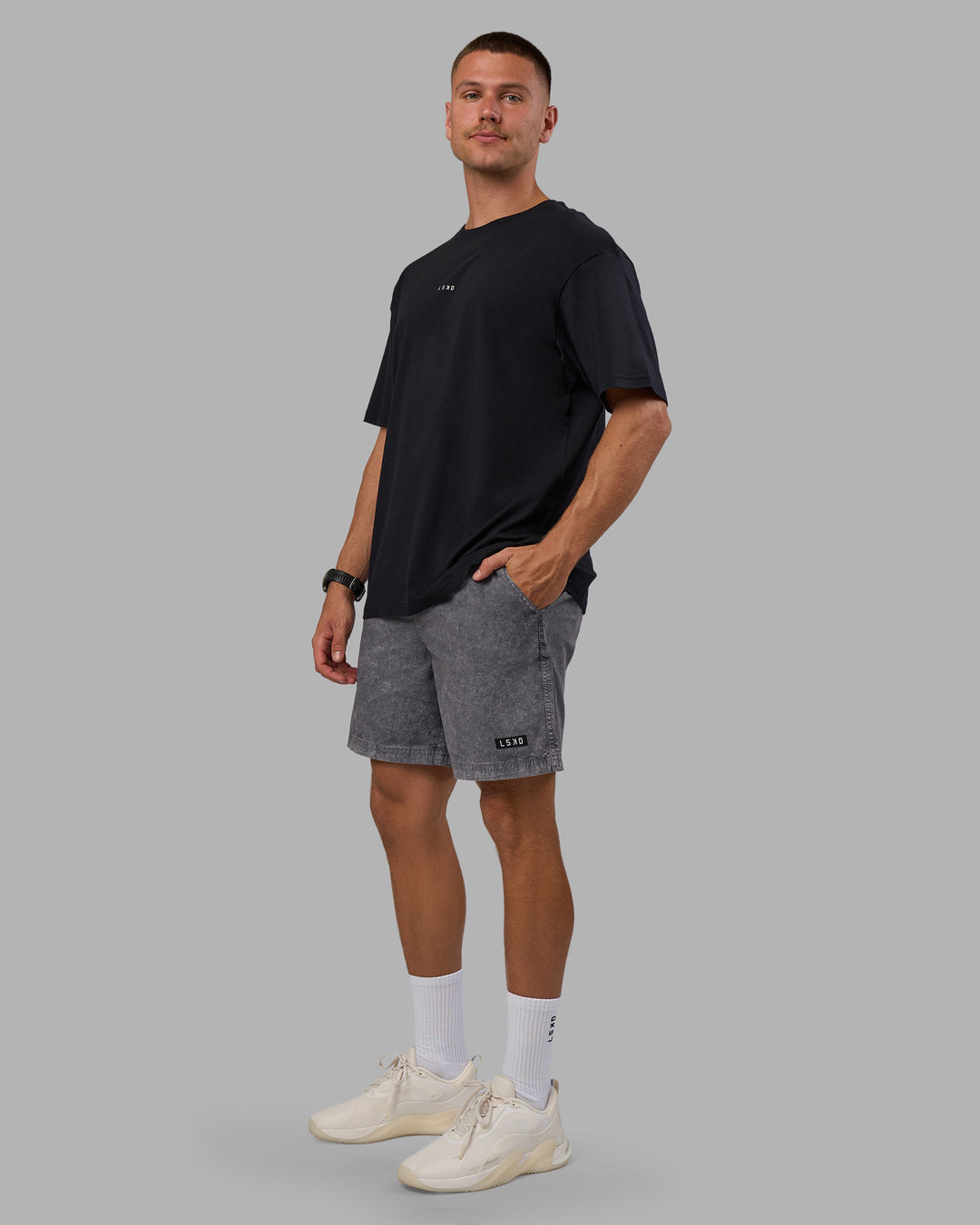 Man wearing Daily Short Pigment 7" - Pigment Dark Storm | Model:Nikola | Size:M - view 5