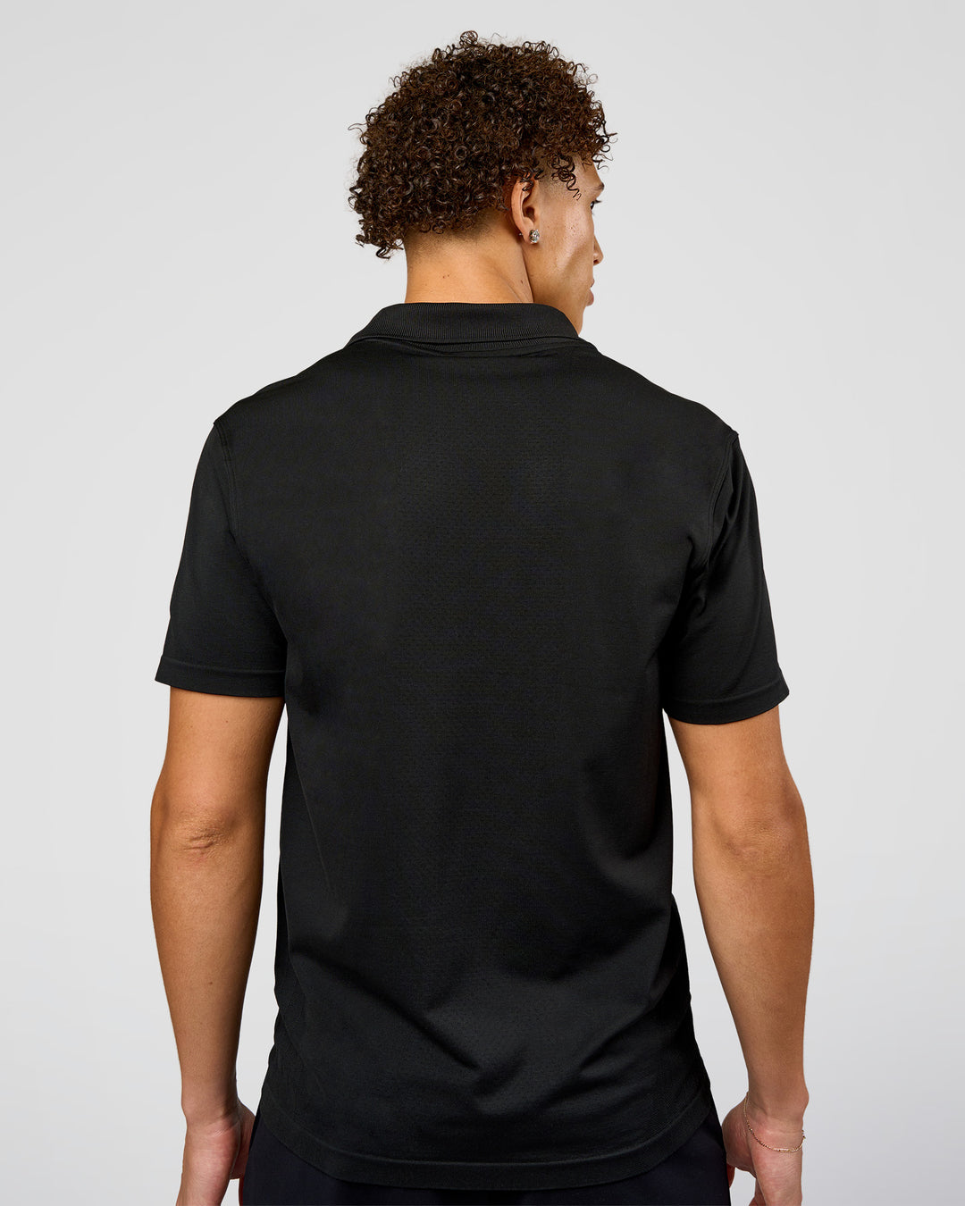 Man wearing Drive Seamless Polo - Black | Model:Leandro | Size:M - view 4