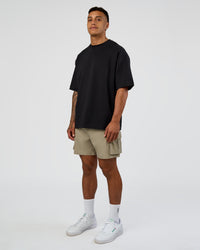 Man wearing Energy Stretch 6" Performance Cargo Short - Laurel Oak | Model:Daarian | Size:M | Thumbnail Index: 4