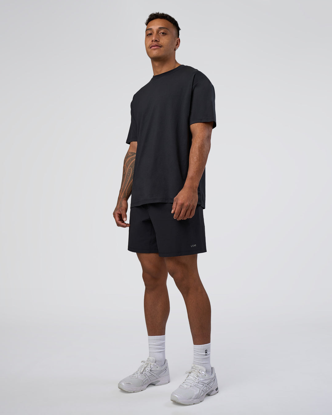 Man wearing Forever EffortlessTech Tee - Black | Model:Daarian | Size:M - view 4
