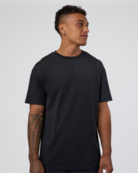 Man wearing Forever EffortlessTech Tee - Black | Model:Daarian | Size:M | Thumbnail Index: 4