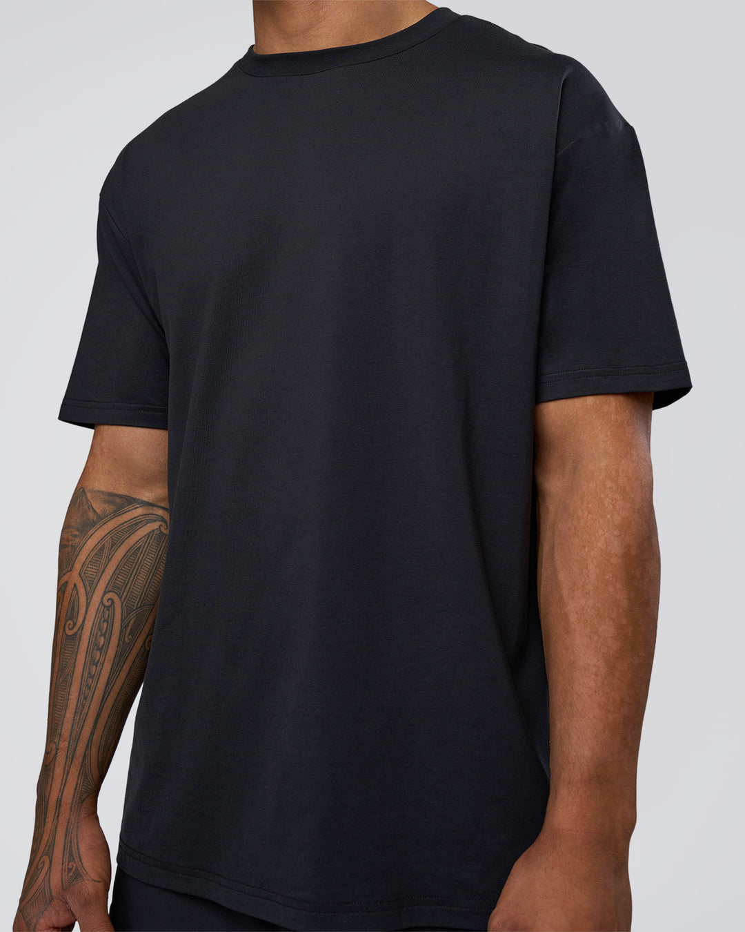 Man wearing Forever EffortlessTech Tee - Black | Model:Daarian | Size:M - view 7