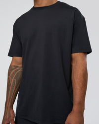 Man wearing Forever EffortlessTech Tee - Black | Model:Daarian | Size:M | Thumbnail Index: 6