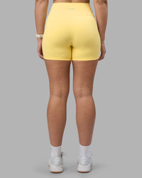 Woman wearing Fusion Ultra High-Rise 6" Short Pockets - Lemon | Model:Amy | Size:M | Thumbnail Index: 3