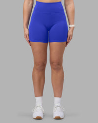 Woman wearing Fusion Ultra High-Rise 6" Short Pockets - Power Cobalt | Set:true | Angle:front | Model:Amy | Size:M | Thumbnail Index: 1