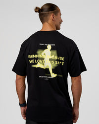 Man wearing High Run FLXCotton Oversized Tee - Black-Yellow Fizz | Model:Jaiden | Size:M | Thumbnail Index: 2