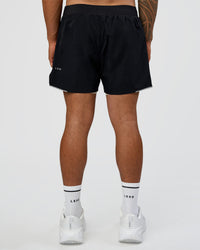 Man wearing Hybrid Lined 5" Short - Black-Shale Beige | Model:Daarian | Size:M | Thumbnail Index: 3