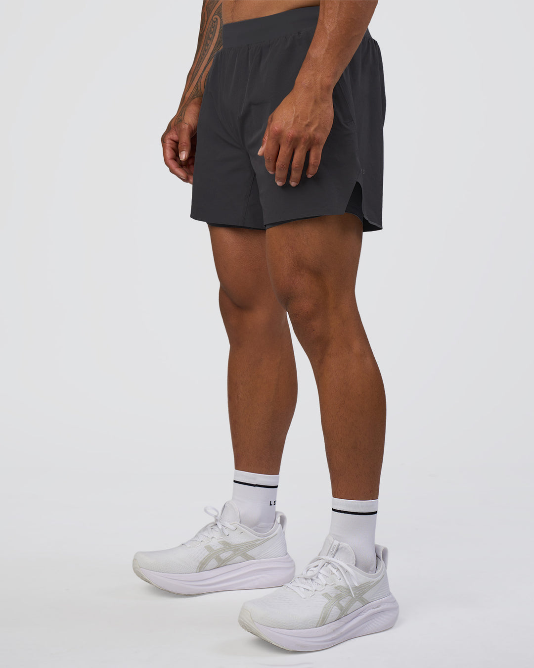 Man wearing Hybrid Lined 5" Short - Dark Storm | Model:Daarian | Size:M - view 7