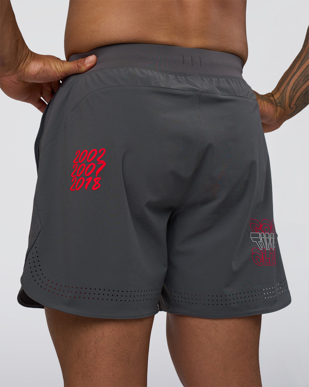 Man wearing Lift 6" Short - Dark Storm-Scarlet | Model:Daarian | Size:M - view 10