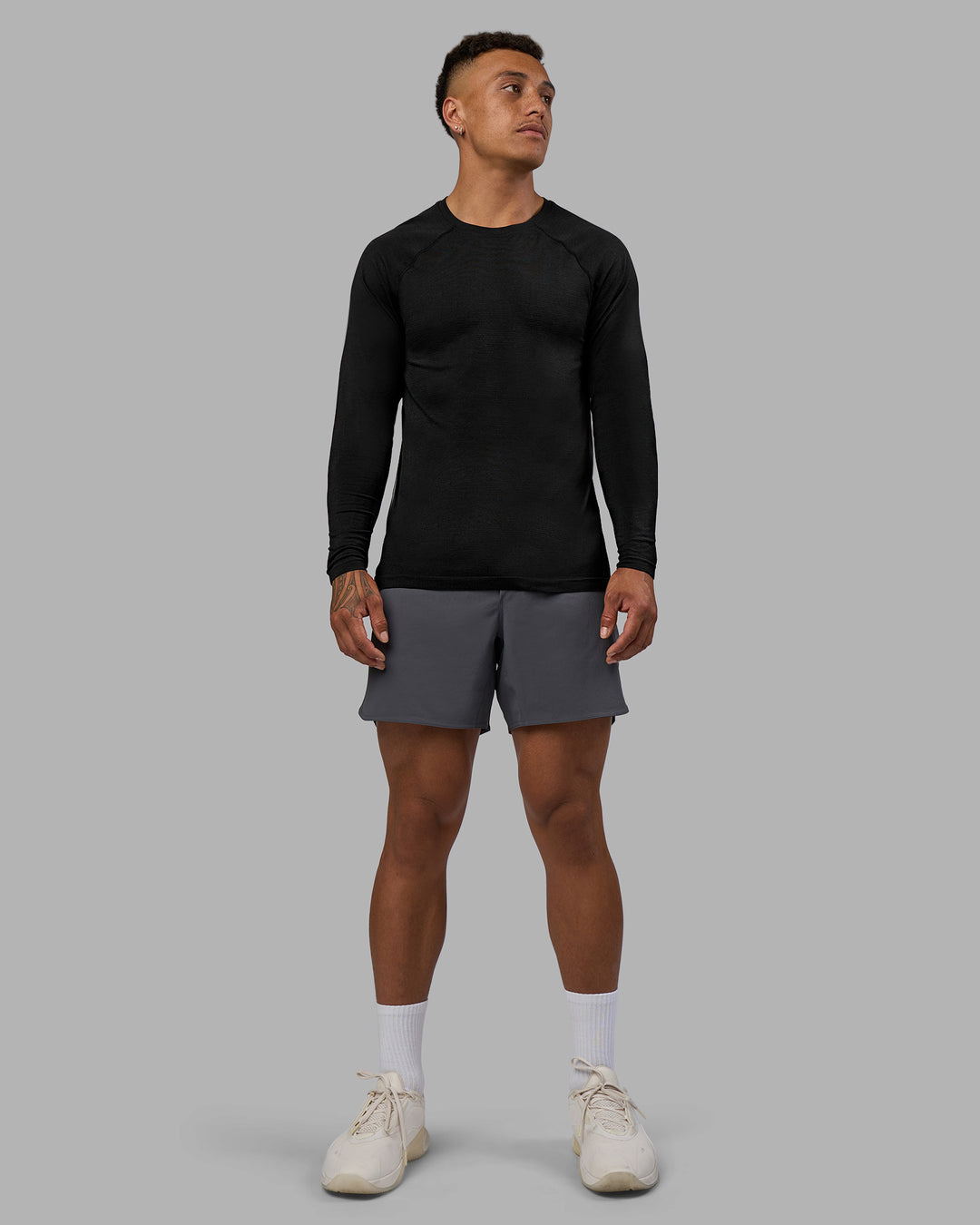 Man wearing AeroFLX+ Seamless Long Sleeve Tee - Black Marl | Model:Daarian | Size:M - view 2