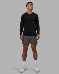 Man wearing AeroFLX+ Seamless Long Sleeve Tee - Black Marl | Model:Daarian | Size:M | Thumbnail Index: 1