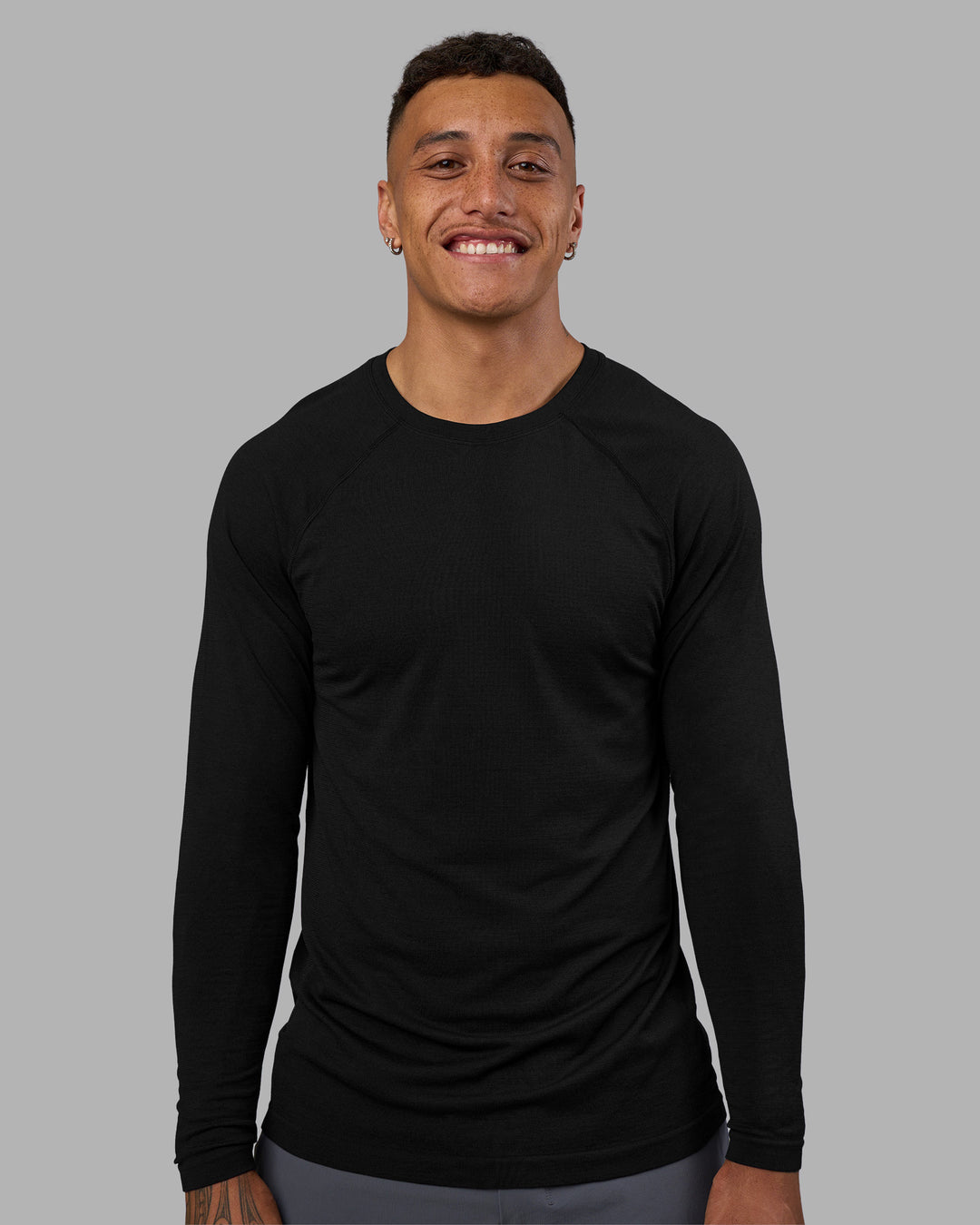Man wearing AeroFLX+ Seamless Long Sleeve Tee - Black Marl | Model:Daarian | Size:M - view 1