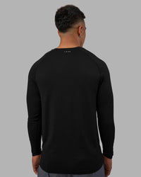 Man wearing AeroFLX+ Seamless Long Sleeve Tee - Black Marl | Model:Daarian | Size:M | Thumbnail Index: 3