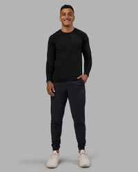 Man wearing AeroFLX+ Seamless Long Sleeve Tee - Black Marl | Model:Daarian | Size:M | Thumbnail Index: 4