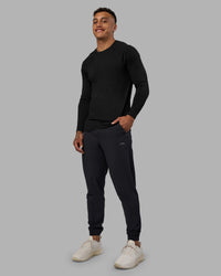 Man wearing AeroFLX+ Seamless Long Sleeve Tee - Black Marl | Model:Daarian | Size:M | Thumbnail Index: 5
