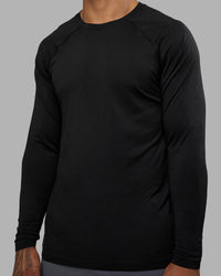 Man wearing AeroFLX+ Seamless Long Sleeve Tee - Black Marl | Model:Daarian | Size:M | Thumbnail Index: 6