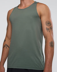 Man wearing AeroFLX+ Seamless Tank - Graphite/Graphite | Model:Konnor | Size:M | Thumbnail Index: 4