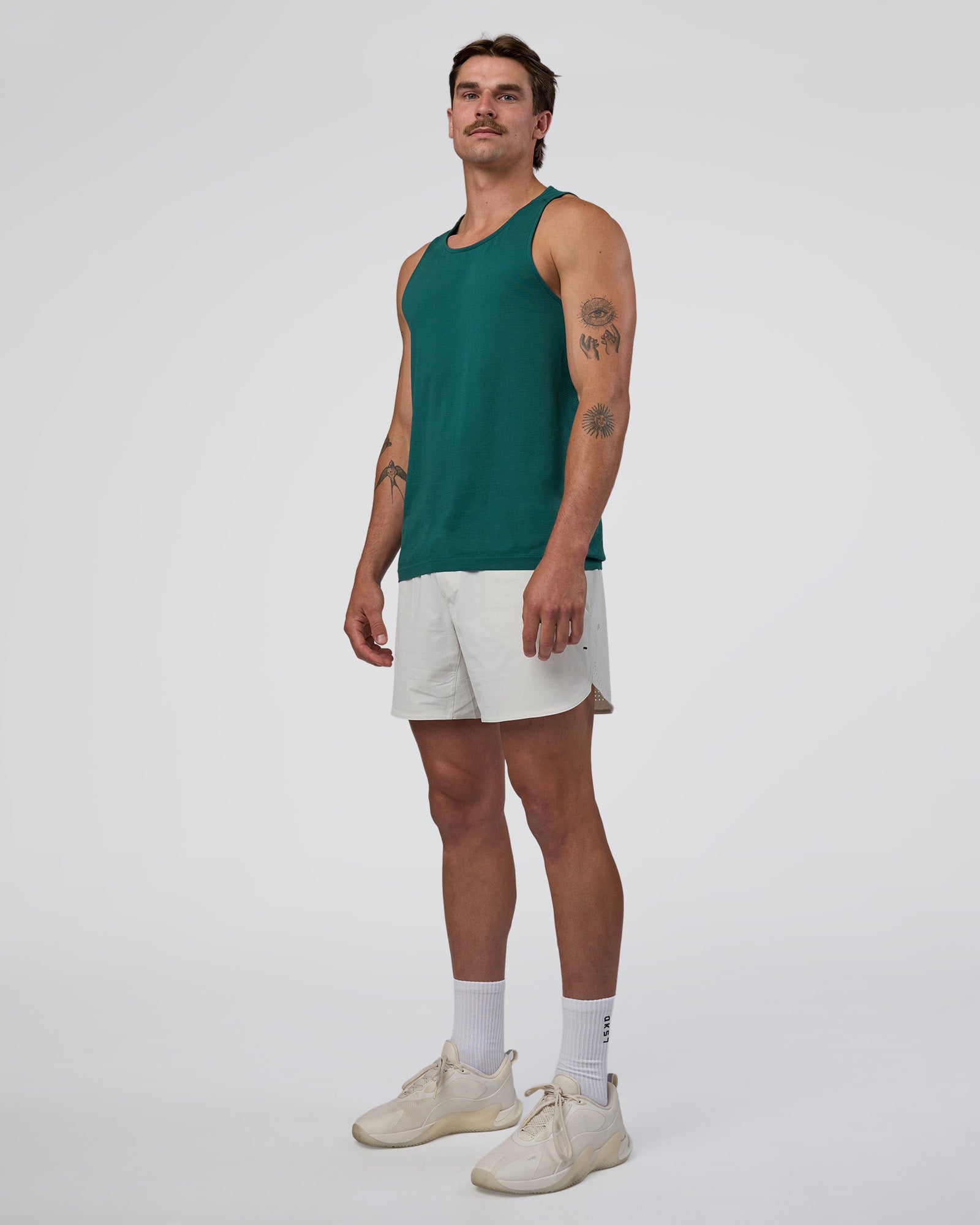 Man wearing AeroFLX+ Seamless Tank - Transformative Teal/Transformative Teal | Model:Konnor | Size:M