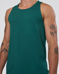 Man wearing AeroFLX+ Seamless Tank - Transformative Teal/Transformative Teal | Model:Konnor | Size:M | Thumbnail Index: 3