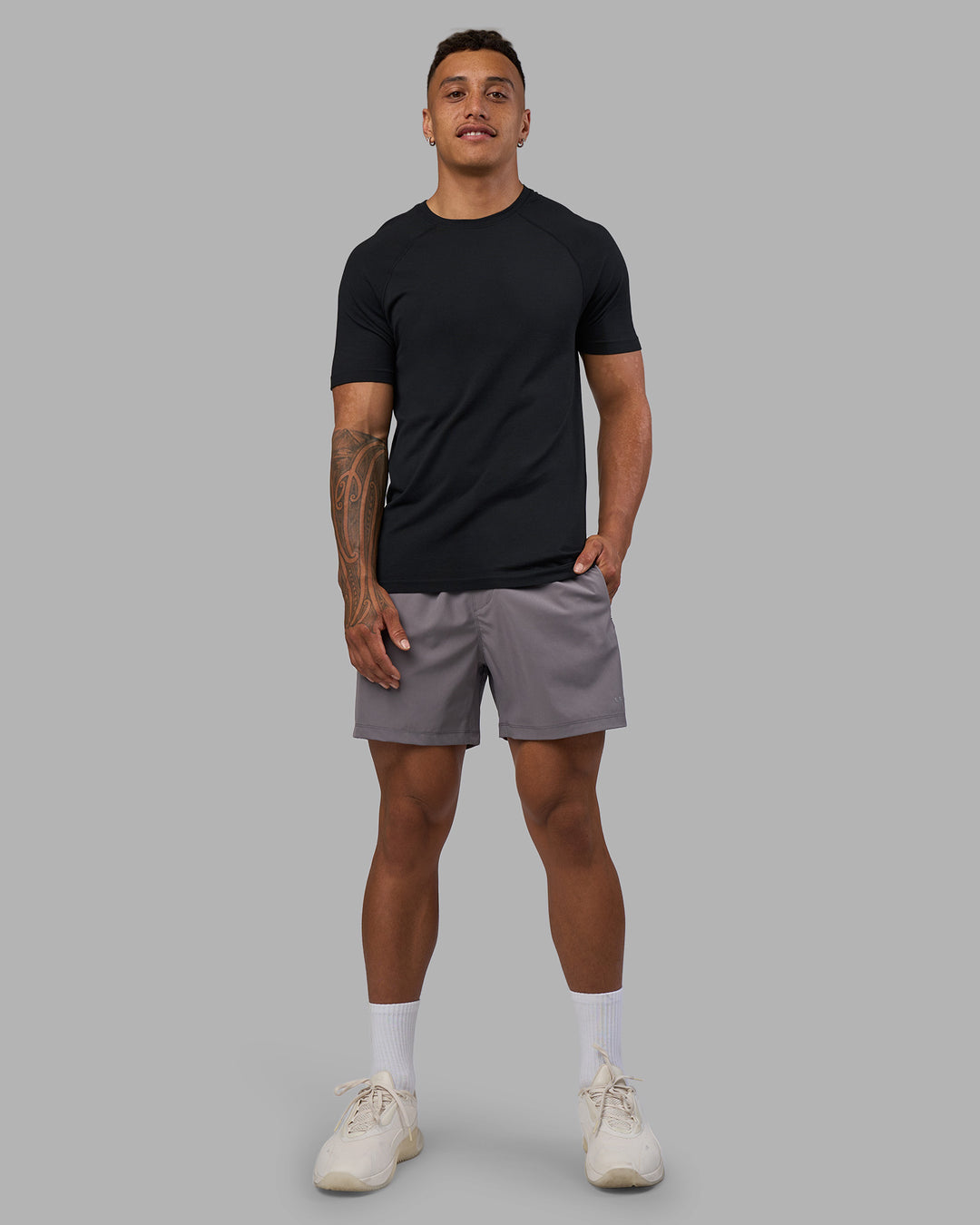 Man wearing AeroFLX+ Seamless Tee - Black Marl | Model:Daarian | Size:M - view 5