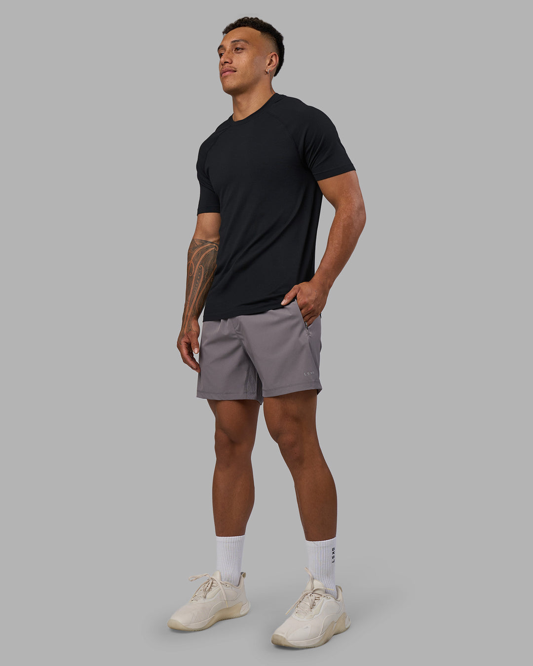 Man wearing AeroFLX+ Seamless Tee - Black Marl | Model:Daarian | Size:M - view 6