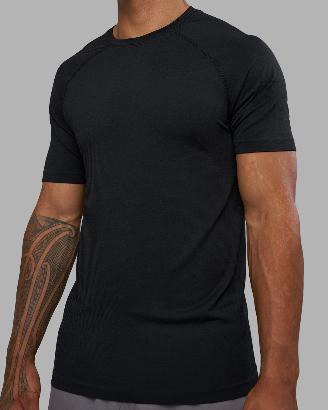 Man wearing AeroFLX+ Seamless Tee - Black Marl | Model:Daarian | Size:M - view 8