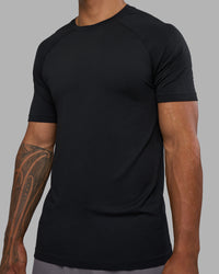 Man wearing AeroFLX+ Seamless Tee - Black Marl | Model:Daarian | Size:M | Thumbnail Index: 7