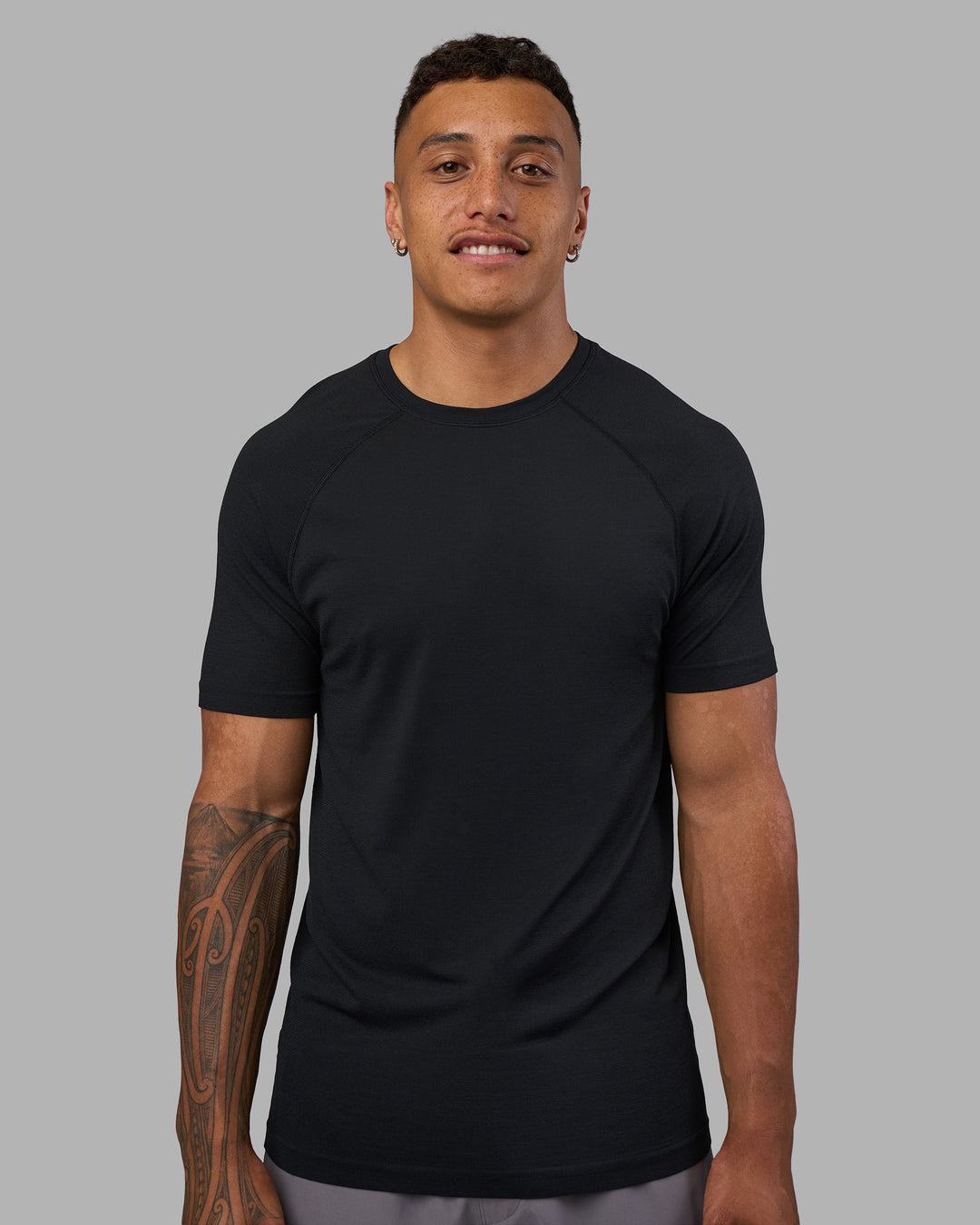 Man wearing AeroFLX+ Seamless Tee - Black Marl | Model:Daarian | Size:M - view 1