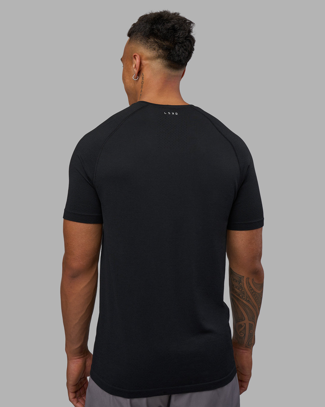 Man wearing AeroFLX+ Seamless Tee - Black Marl | Model:Daarian | Size:M - view 4