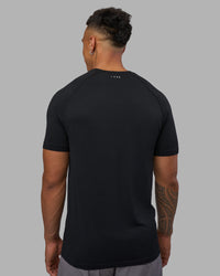 Man wearing AeroFLX+ Seamless Tee - Black Marl | Model:Daarian | Size:M | Thumbnail Index: 3
