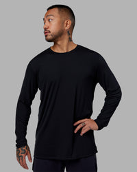 Man wearing Pace Running Long Sleeve Top - Black | Model:Justin | Size:M | Thumbnail Index: 0