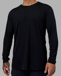Man wearing Pace Running Long Sleeve Top - Black | Model:Justin | Size:M | Thumbnail Index: 4