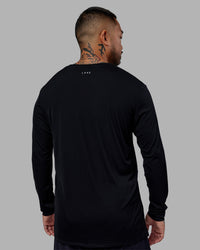 Man wearing Pace Running Long Sleeve Top - Black | Model:Justin | Size:M | Thumbnail Index: 2