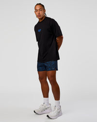 Man wearing Pace 5" Lined Running Short - Energy Print Palace Blue | Model:Malebo | Size:M | Thumbnail Index: 7