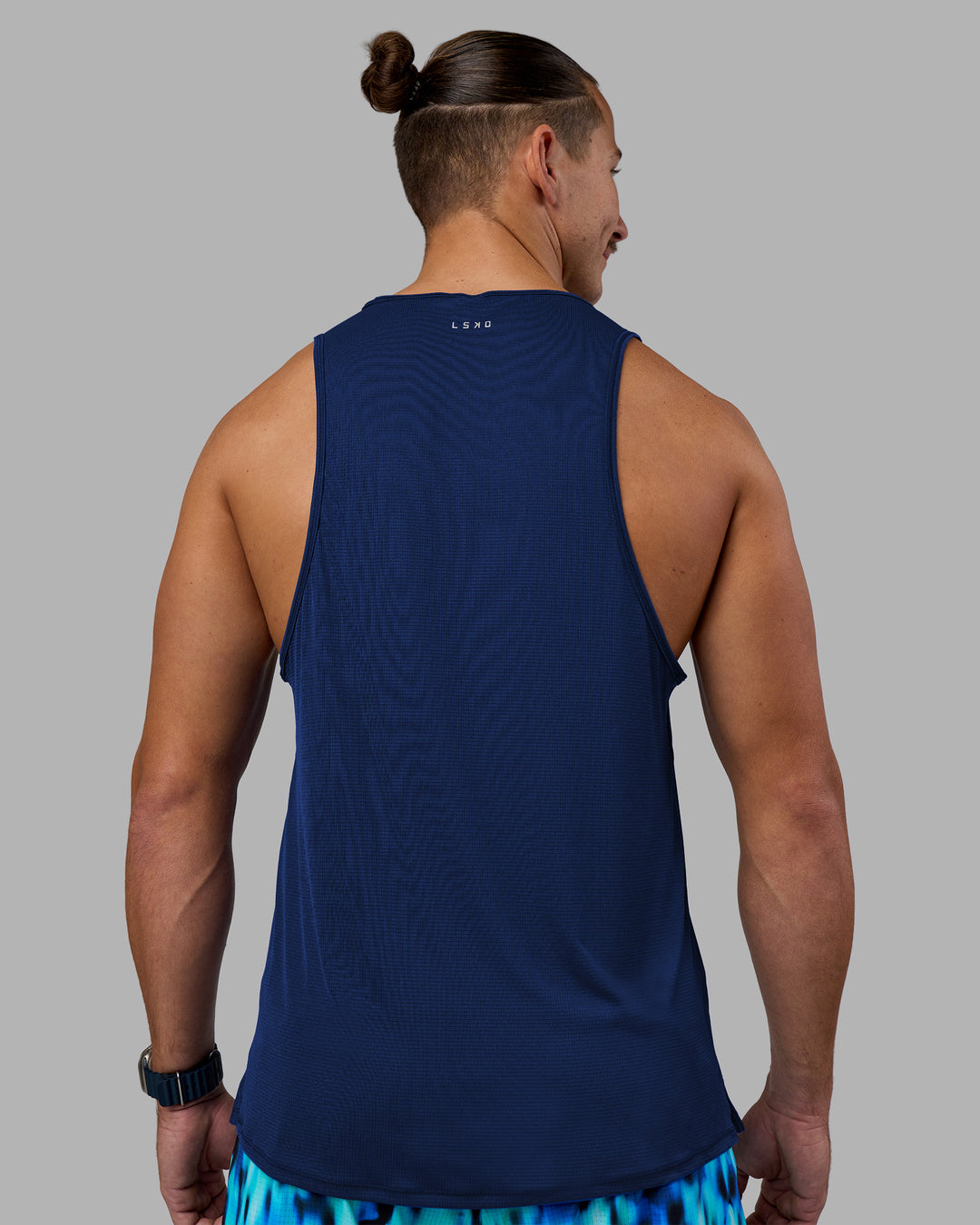 Man wearing Pace Running Tank - Midnight Blue | Model:Jaiden | Size:M - view 4