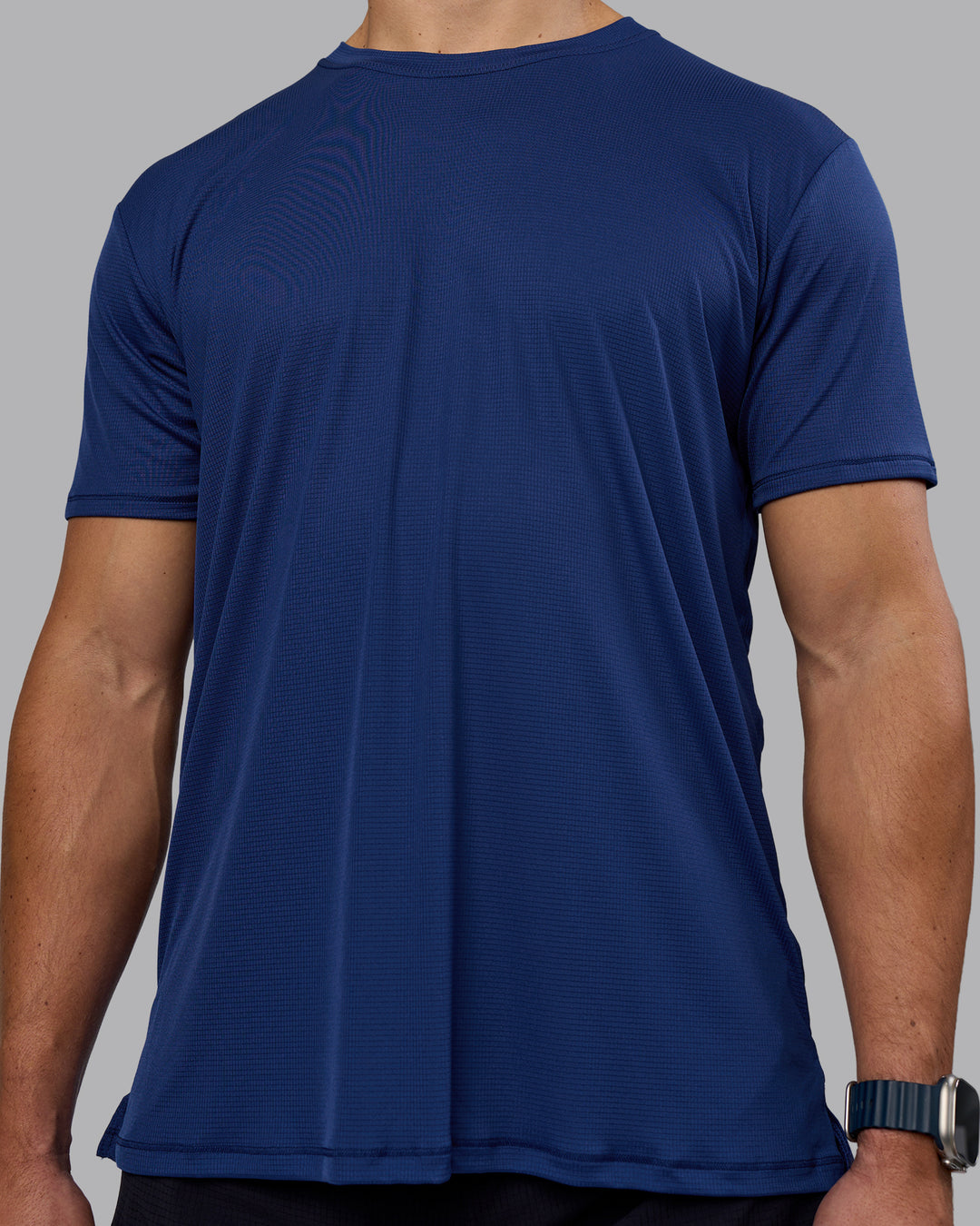 Man wearing Pace Running Tee - Midnight Blue | Model:Jaiden | Size:M - view 5