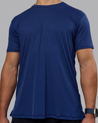 Man wearing Pace Running Tee - Midnight Blue | Model:Jaiden | Size:M | Thumbnail Index: 4