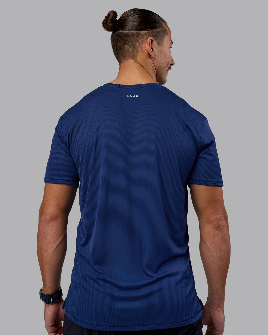 Man wearing Pace Running Tee - Midnight Blue | Model:Jaiden | Size:M - view 3