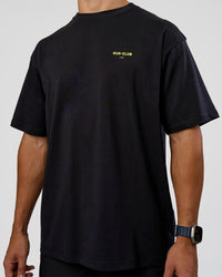 Man wearing RUN CLUB FLXCotton Tee Oversize - Black-Yellow Fizz | Model:Jaiden | Size:M | Thumbnail Index: 8