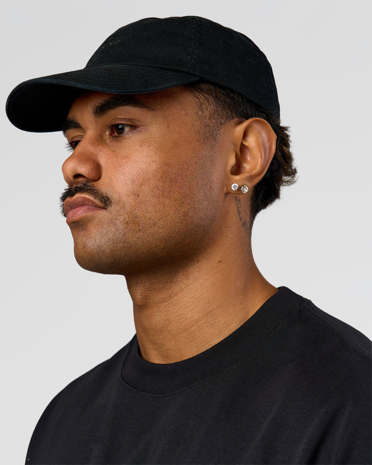 Man wearing All Day Cap in Black