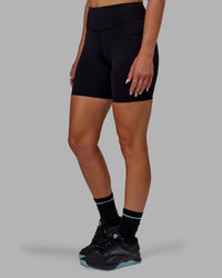 Woman wearing Elite High-Rise 6" Short Pockets - Black | Thumbnail Index: 6
