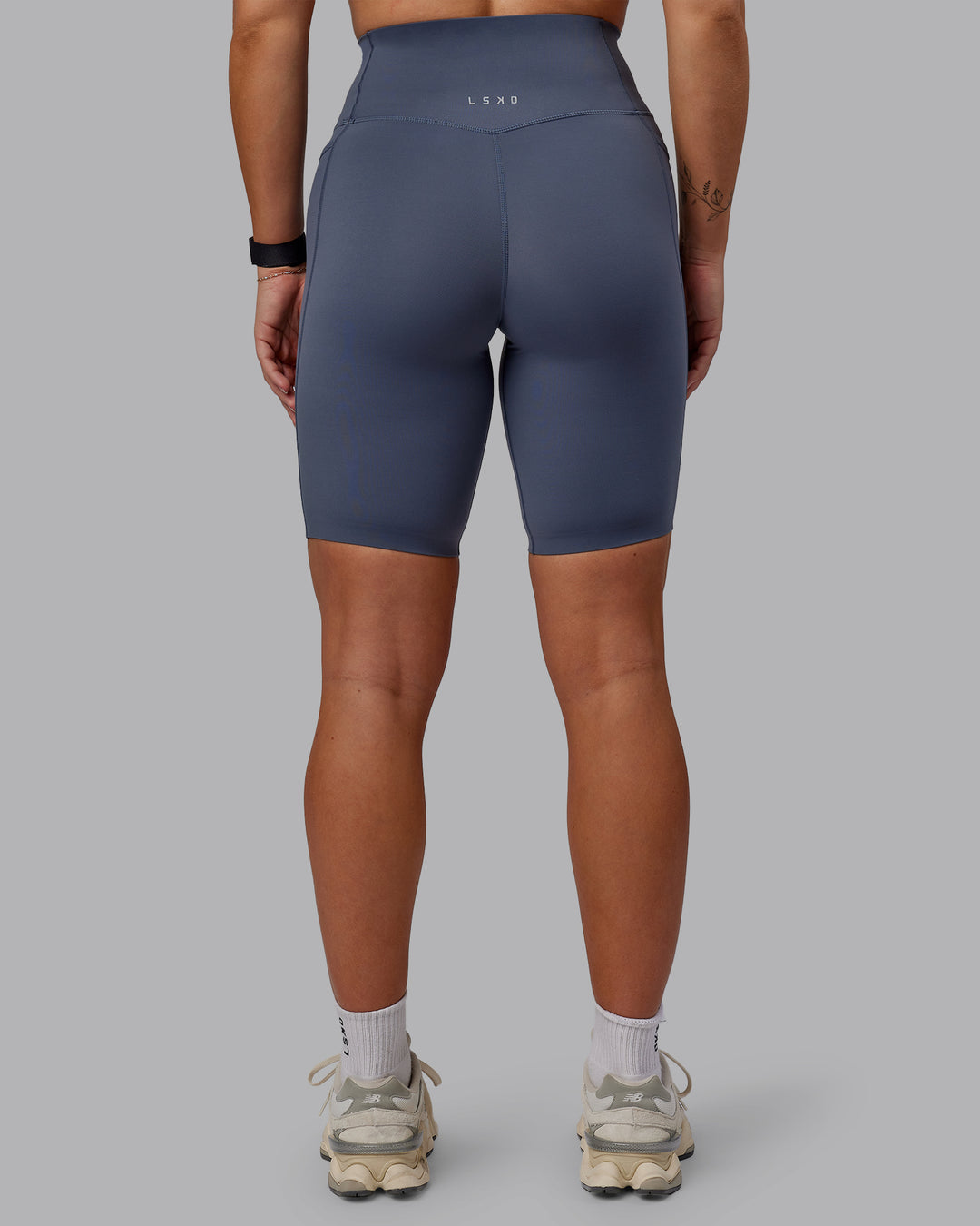 Woman wearing Elixir Ultra High-Rise 9" Short Pockets - Turbulence | Model:Suz | Size:S - view 4