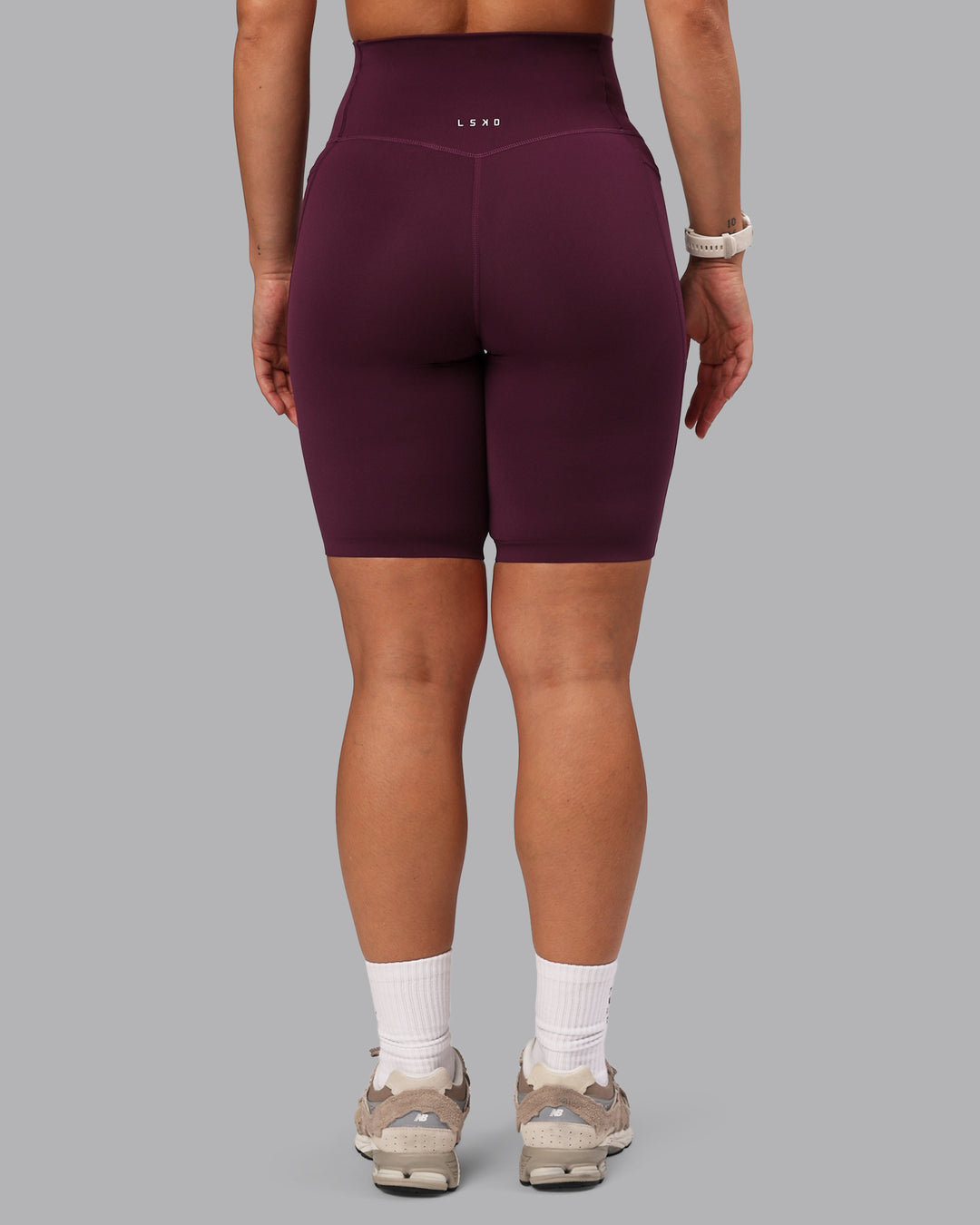 Woman wearing Elixir Ultra High-Rise 9" Short Pockets - Cherry Lacquer | Model:Lyss | Size:S - view 4