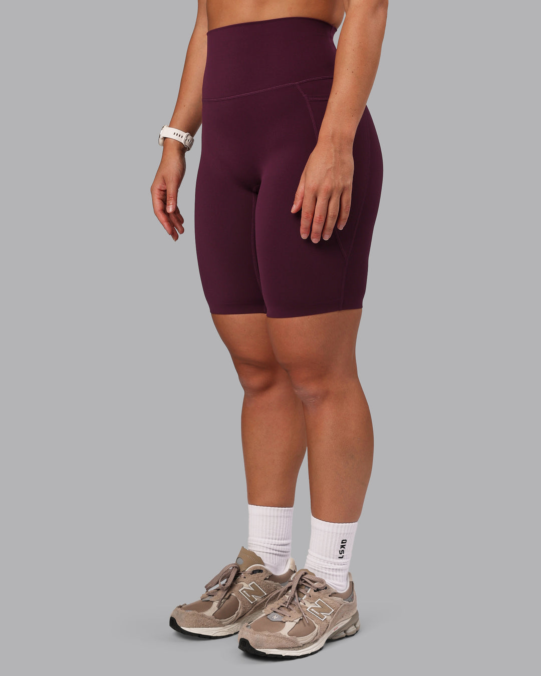 Woman wearing Elixir Ultra High-Rise 9" Short Pockets - Cherry Lacquer | Model:Lyss | Size:S - view 9
