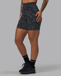 Woman wearing Elixir Ultra High-Rise 6" Short Pockets - Tranquil-Black | Thumbnail Index: 2