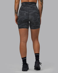 Woman wearing Elixir Ultra High-Rise 6" Short Pockets - Tranquil-Black | Thumbnail Index: 4