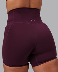 Woman wearing Elixir Ultra High-Rise 6" Short Pockets - Cherry Lacquer | Thumbnail Index: 7