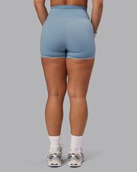Woman wearing Elixir Ultra High-Rise 4" Short Pockets - Glacier Lake | Model:Lyss | Size:S | Thumbnail Index: 3