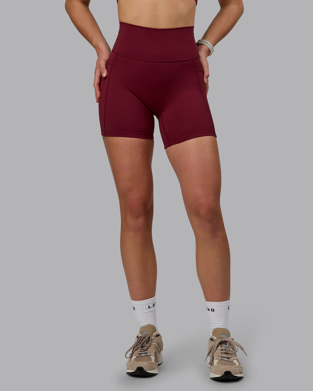 Woman wearing Fusion Ultra High-Rise 6" Short Pockets - Cordovan | Model:Chloe | Size:XS - view 7