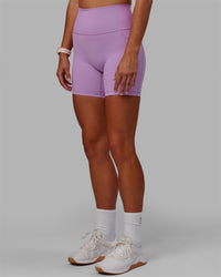 Woman wearing Fusion Ultra High-Rise 6" Short Pockets - Light Violet | Model:Asia | Size:S | Thumbnail Index: 7